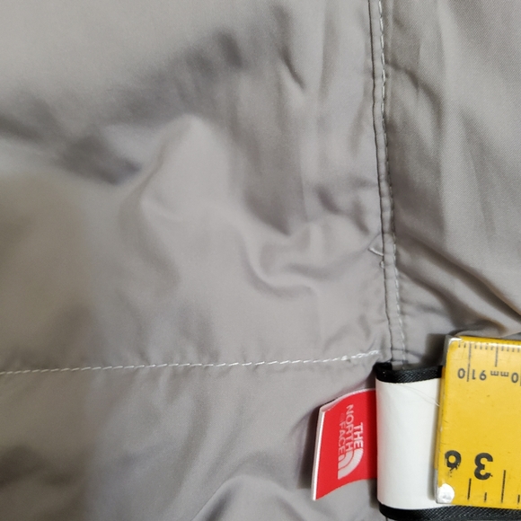 SOLD The North Face Women’s White/Grey 700 Fill Goose Down Puffer Vest - Picture 4 of 12